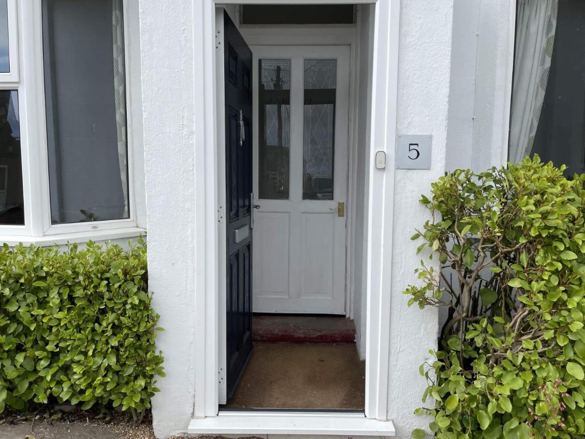 Spacious 4-Bed Beach Retreat For Families Steps From The Shore In Pevensey Bay Экстерьер фото