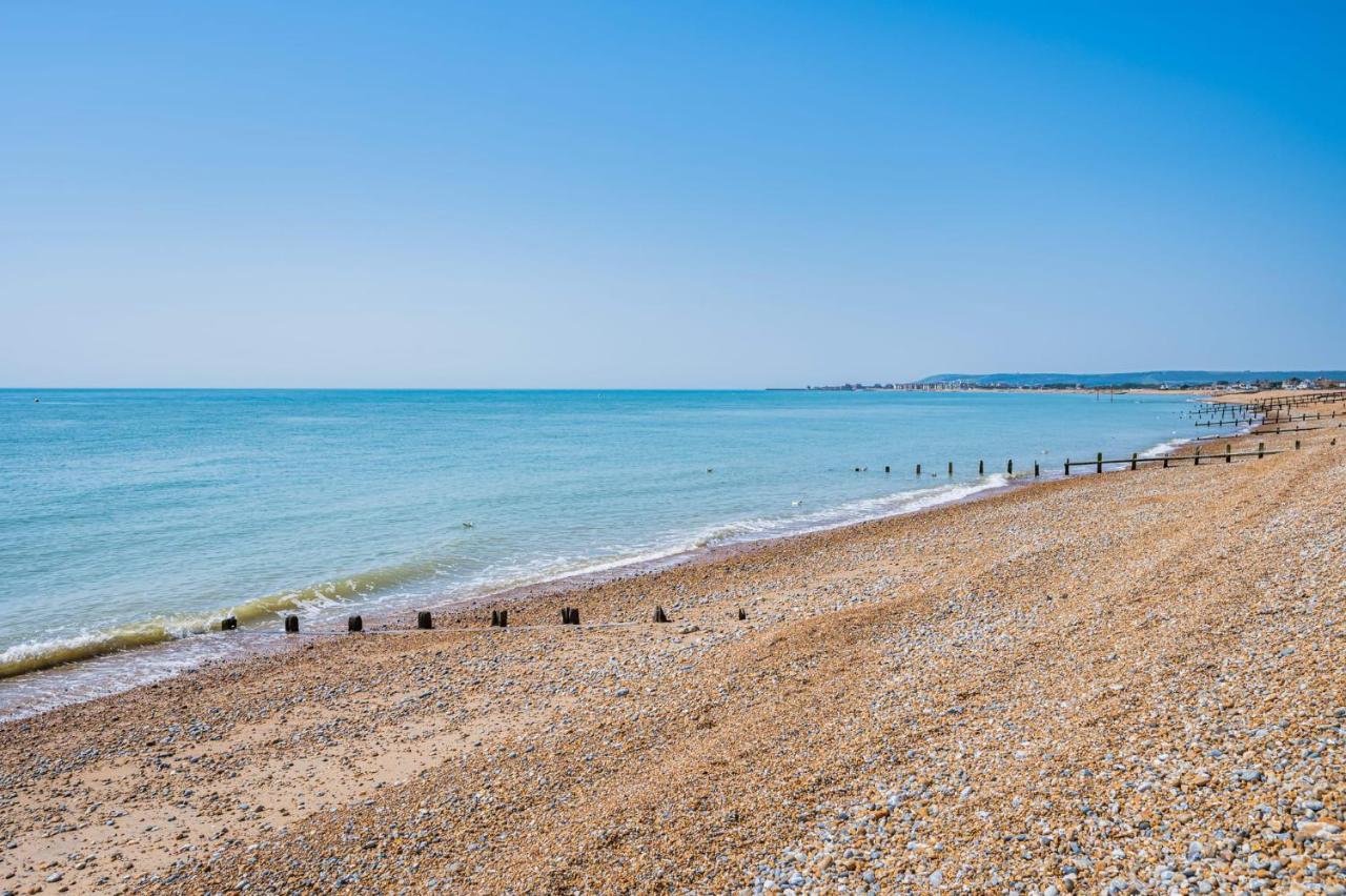 Spacious 4-Bed Beach Retreat For Families Steps From The Shore In Pevensey Bay Экстерьер фото
