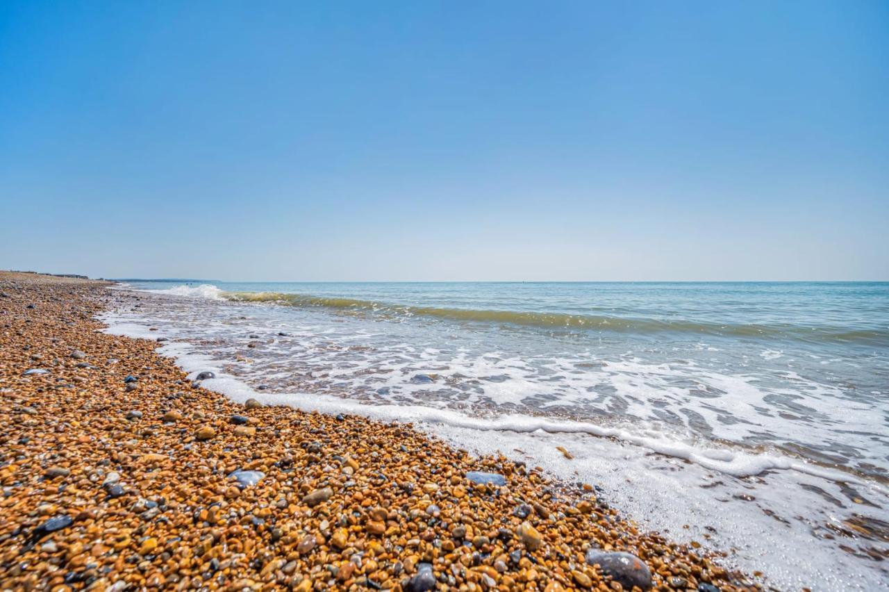 Spacious 4-Bed Beach Retreat For Families Steps From The Shore In Pevensey Bay Экстерьер фото