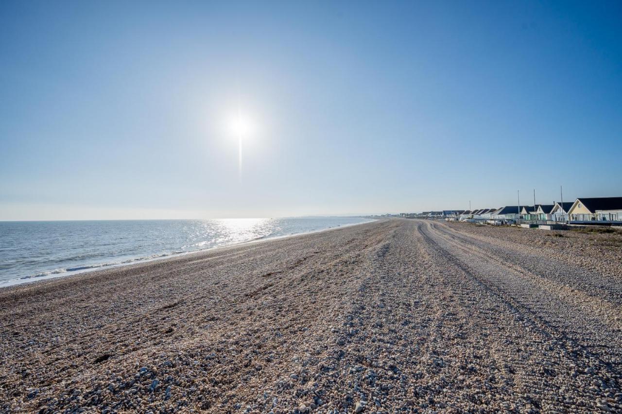 Spacious 4-Bed Beach Retreat For Families Steps From The Shore In Pevensey Bay Экстерьер фото
